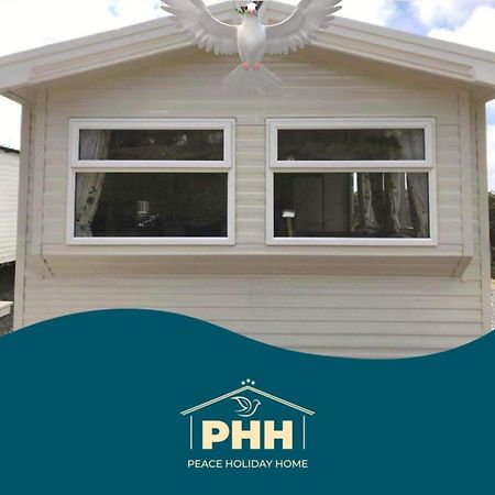 Exclusive 3 Bedroom Caravan, Sleeps 8 People At Parkdean Newquay Holiday Park, Cornwall, Uk Экстерьер фото