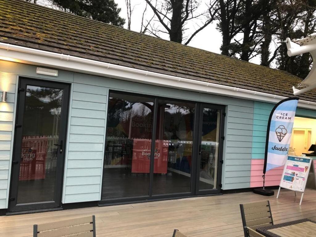 Exclusive 3 Bedroom Caravan, Sleeps 8 People At Parkdean Newquay Holiday Park, Cornwall, Uk Экстерьер фото