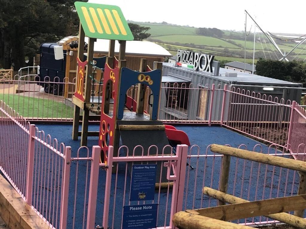 Exclusive 3 Bedroom Caravan, Sleeps 8 People At Parkdean Newquay Holiday Park, Cornwall, Uk Экстерьер фото
